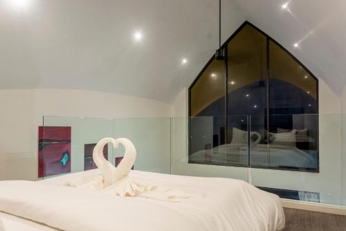 1 dormitorio con decoración de cisne en una cama en Villa Seaview Majestic, en Chaweng Noi Beach