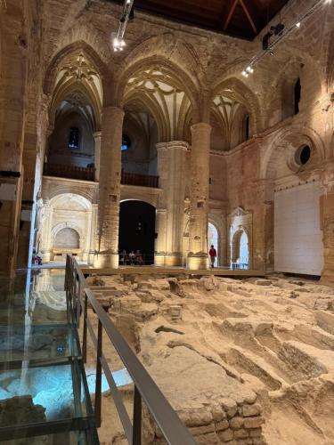 a large room with a skeleton of a dinosaur in a museum at Alcalá zona Centro in Alcalá la Real