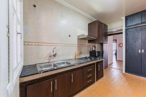 a kitchen with a sink and a counter top at Appartement Cosy et central in Casablanca