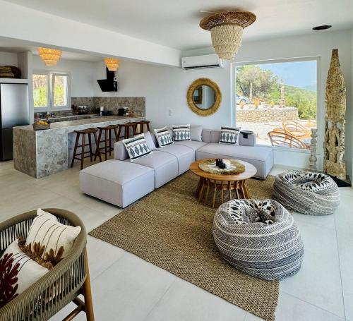 Χώρος καθιστικού στο Villa Issima, Breathtaking Sea View & Jacuzzi