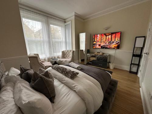 ボーンマスにある5 min from the beach O2 academy shared kitchenの大きなベッドとテレビのある寝室