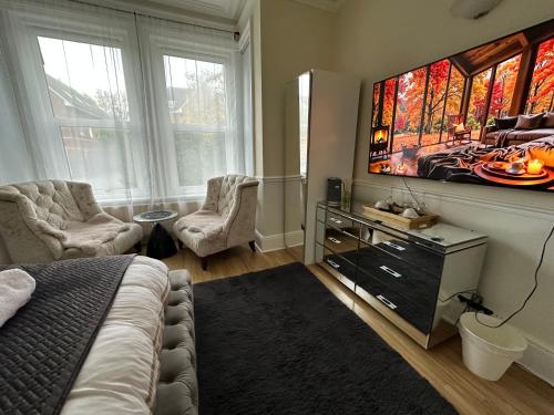 ボーンマスにある5 min from the beach O2 academy shared kitchenのベッドと薄型テレビのある寝室