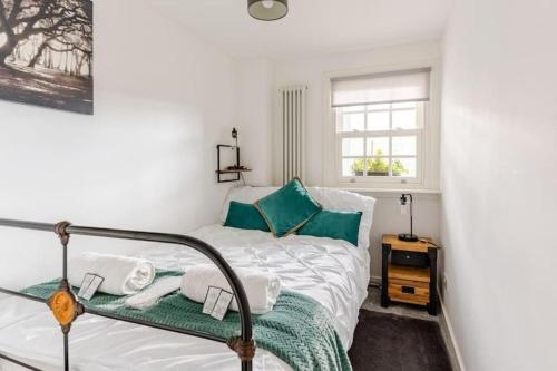 Postel nebo postele na pokoji v ubytování Cozy Cottage next to Newhaven Harbour