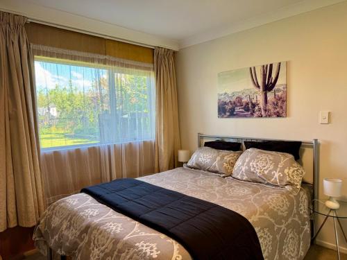 Ένα ή περισσότερα κρεβάτια σε δωμάτιο στο Comfortable & private flat - 7-min drive to Wanaka
