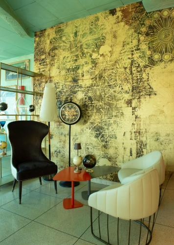 een kamer met een bank, een stoel en een tafel bij Castagna Palace Hotel & Restaurant in Montecchio Maggiore