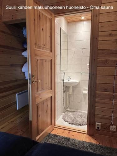 a bathroom with a shower with a toilet and a sink at Messner Tahko parimökki - Saunallinen ja saunaton huoneisto - in Tahkovuori