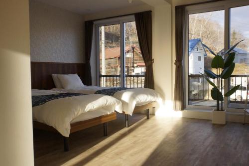 Giường trong phòng chung tại Niseko 御翠園新築一戸建て2DK無料駐車4人-6人