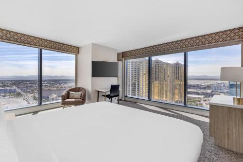 Postel nebo postele na pokoji v ubytování Hilton Grand Vacations Club Elara Center Strip Las Vegas