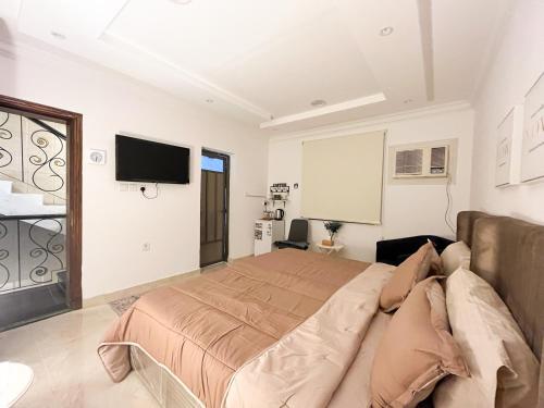 Postel nebo postele na pokoji v ubytování شقق راقية بأثاث حديث وراقي 1