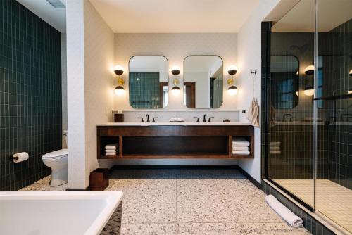 Koupelna v ubytování The Hotel Rambler Montgomery, Tapestry Collection By Hilton