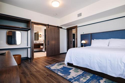 Postel nebo postele na pokoji v ubytování The Hotel Rambler Montgomery, Tapestry Collection By Hilton