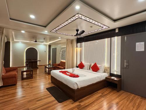 Postel nebo postele na pokoji v ubytování THE SUITE - #Rooftop Pool #Infinity Pool #Beach Facing Puri's Premier Hotel