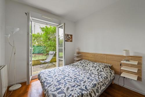 Ένα ή περισσότερα κρεβάτια σε δωμάτιο στο Cour de la Garonne -Proche Disneyland avec parking