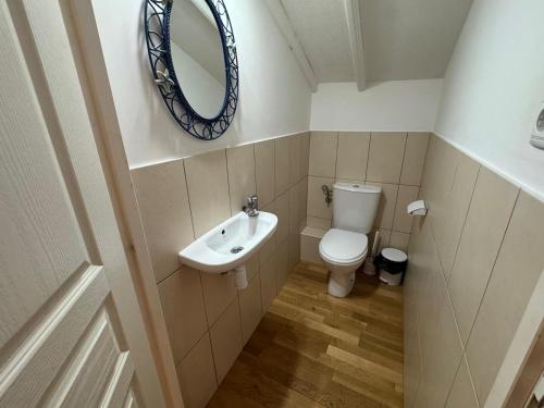 Ένα μπάνιο στο Immodelpas Velasquez