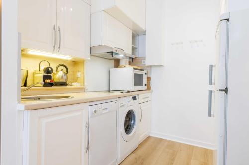 Afbeelding uit fotogalerij van Charming studio 2P in the heart of Paris in Parijs