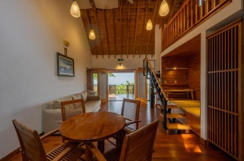Un comedor con mesa y sillas de madera. en 鳳凰森之鳴, en Lugu