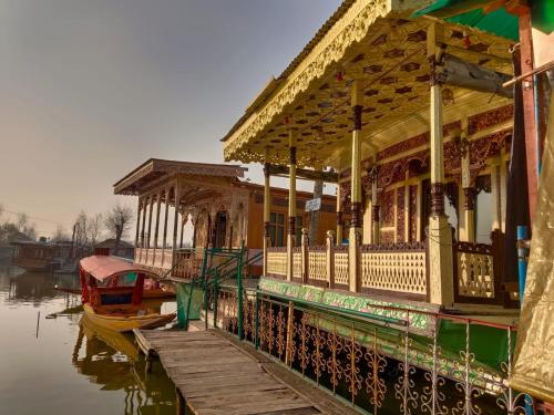 een gebouw op een dok met een boot op het water bij Lake Raj mahal in Srinagar