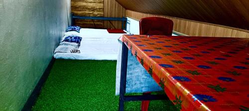 una stanza con un letto e una sedia di Theeram holidays a Vagamon