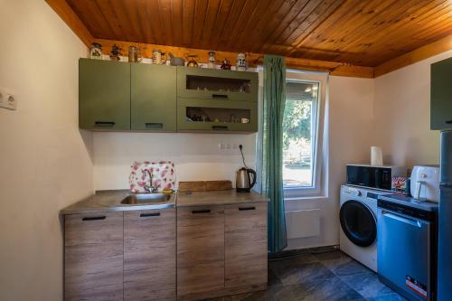 Η κουζίνα ή μικρή κουζίνα στο Non stop apartman 2