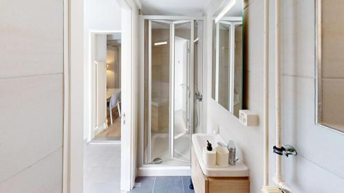 ein Badezimmer mit Waschbecken und Spiegel in der Unterkunft Bright & Modern 1-Bed Apt- Next to Public Transport RN18-2 in Prilly