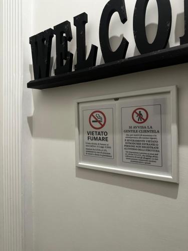 uma placa na parede com a inscrição "Rendimento" e "Furacão" em Suite In Centro em Foggia