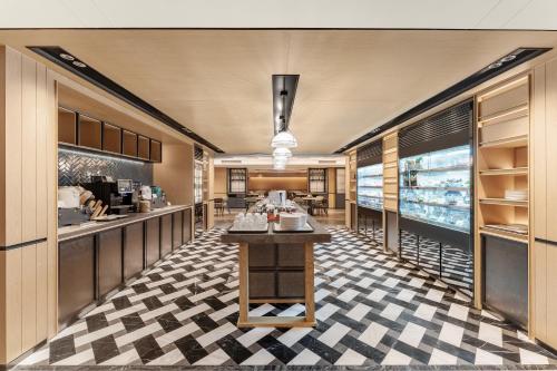 Four Points by Sheraton Chongqing في تشونغتشينغ: مطعم بطابق متقاطع