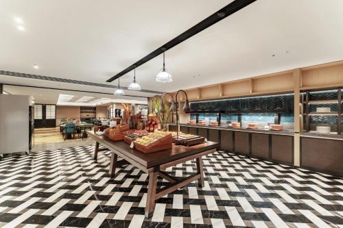 重庆重庆福朋喜来登酒店的大堂设有餐桌,上面有食物