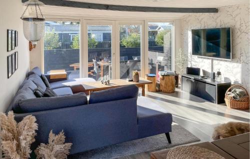 Μια τηλεόραση ή/και κέντρο ψυχαγωγίας στο Ocean Front Home In Otterup With Wifi