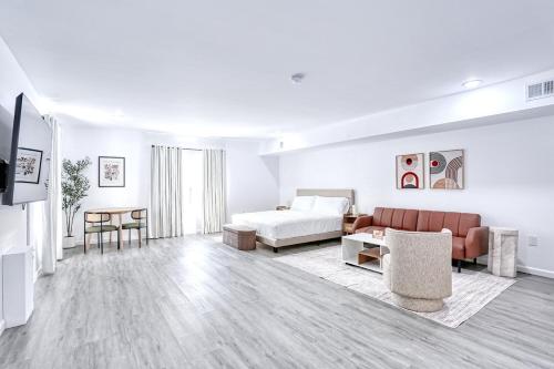 Postel nebo postele na pokoji v ubytování Lake House King Suite near NYC EWR MetLife 10 min!