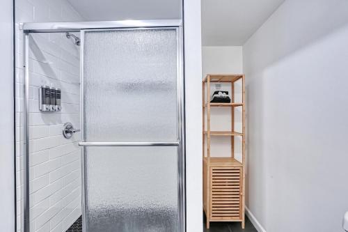 Fotografie z fotogalerie ubytování Lake House King Suite near NYC EWR MetLife 10 min! v destinaci Passaic