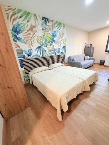 a bedroom with a large bed in a room at TABLERO 101, coqueto y moderno estudio in El Tablero