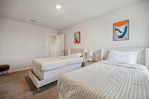 Ένα ή περισσότερα κρεβάτια σε δωμάτιο στο Luxurious Private Room, Parking, Garden, Close to Downtown Dallas