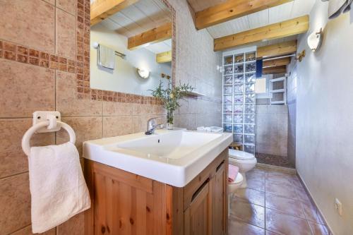 a bathroom with a sink and a toilet at Mercedes in Santa Margalida