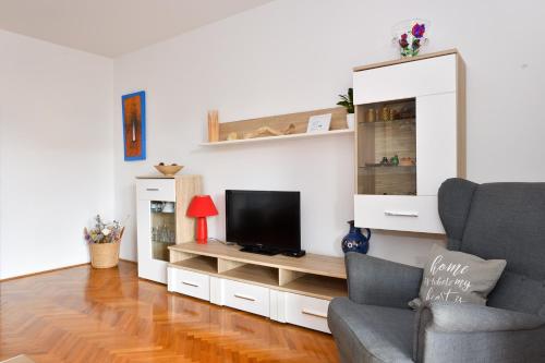 Spacious apartment Mary with terrace
