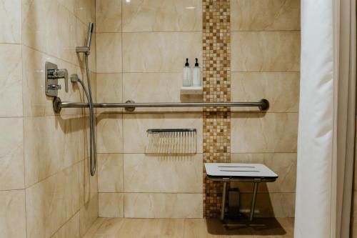 库斯科库斯科希尔顿花园酒店的浴室内带桌子的淋浴间