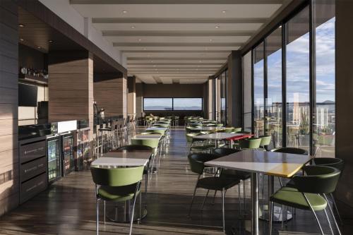 En restaurant eller et andet spisested på Hampton By Hilton Bogota Airport