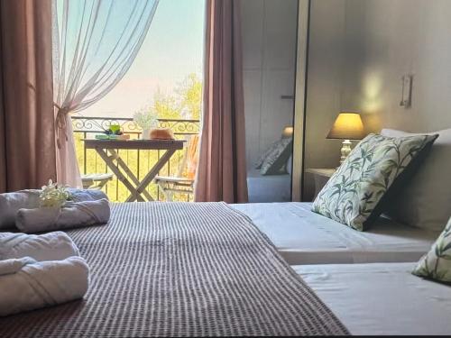une chambre avec un lit et une vue sur un balcon dans l'établissement Centrally located, à Gaios