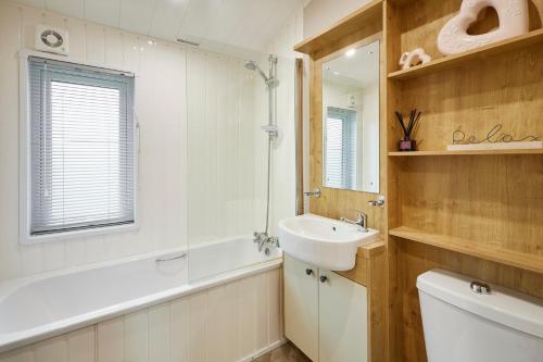 Ένα μπάνιο στο Kinship Lodge with Hot Tub