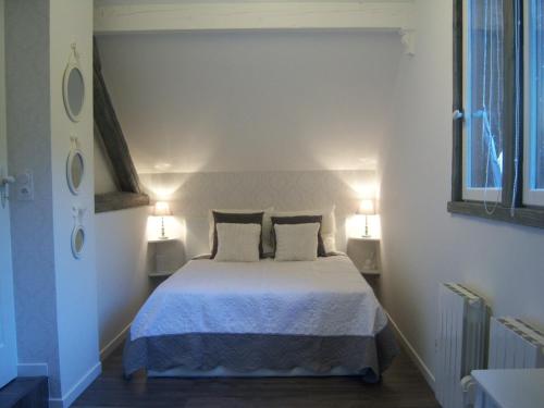 Ένα ή περισσότερα κρεβάτια σε δωμάτιο στο Gite de charme de Langeanat Grenoble