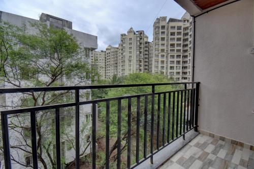un balcón con vistas a los edificios altos en Hotel krishna Regency, en Dāpuri