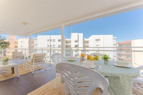 2-Bedroom Apartment with Terrace & Parking, 3 Min from Beach