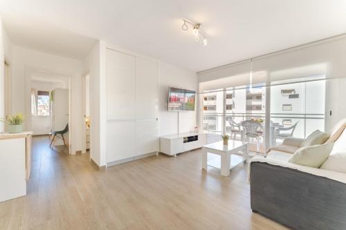 2-Bedroom Apartment with Terrace & Parking, 3 Min from Beach