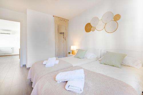 2-Bedroom Apartment with Terrace & Parking, 3 Min from Beach
