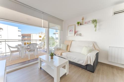 2-Bedroom Apartment with Terrace & Parking, 3 Min from Beach