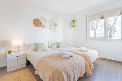 2-Bedroom Apartment with Terrace & Parking, 3 Min from Beach