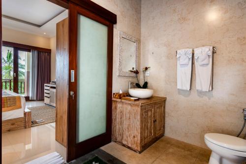 Koupelna v ubytování Oka Suite Sebatu by Dhananjaya Hospitality