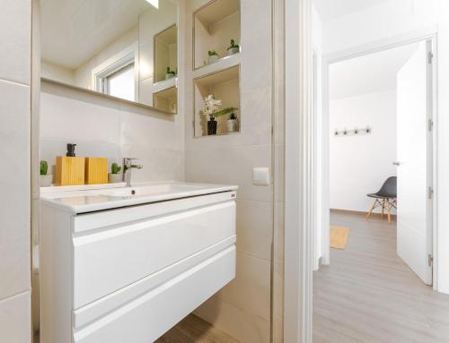 2-Bedroom Apartment with Terrace & Parking, 3 Min from Beach