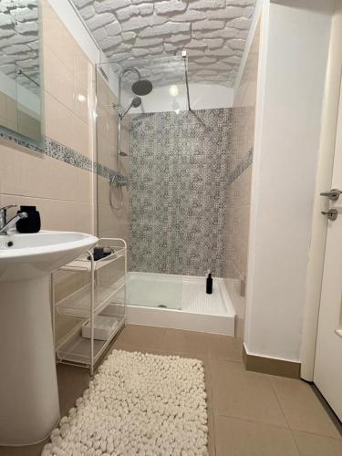 Un baño con ducha, lavabo y bañera. en Gojdu Studio by the River, en Timisoara