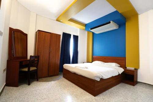 Ένα ή περισσότερα κρεβάτια σε δωμάτιο στο Spacious 3BHK Apartment for Rent in Seeb, Oman