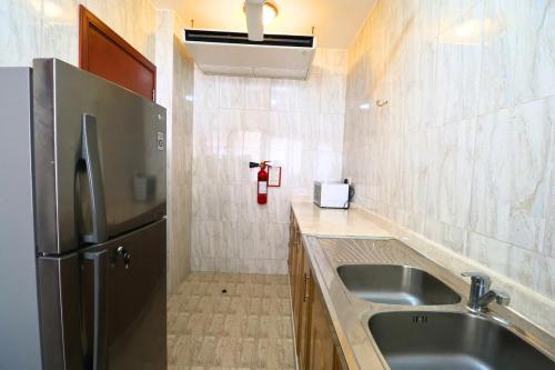 Η κουζίνα ή μικρή κουζίνα στο Spacious 3BHK Apartment for Rent in Seeb, Oman